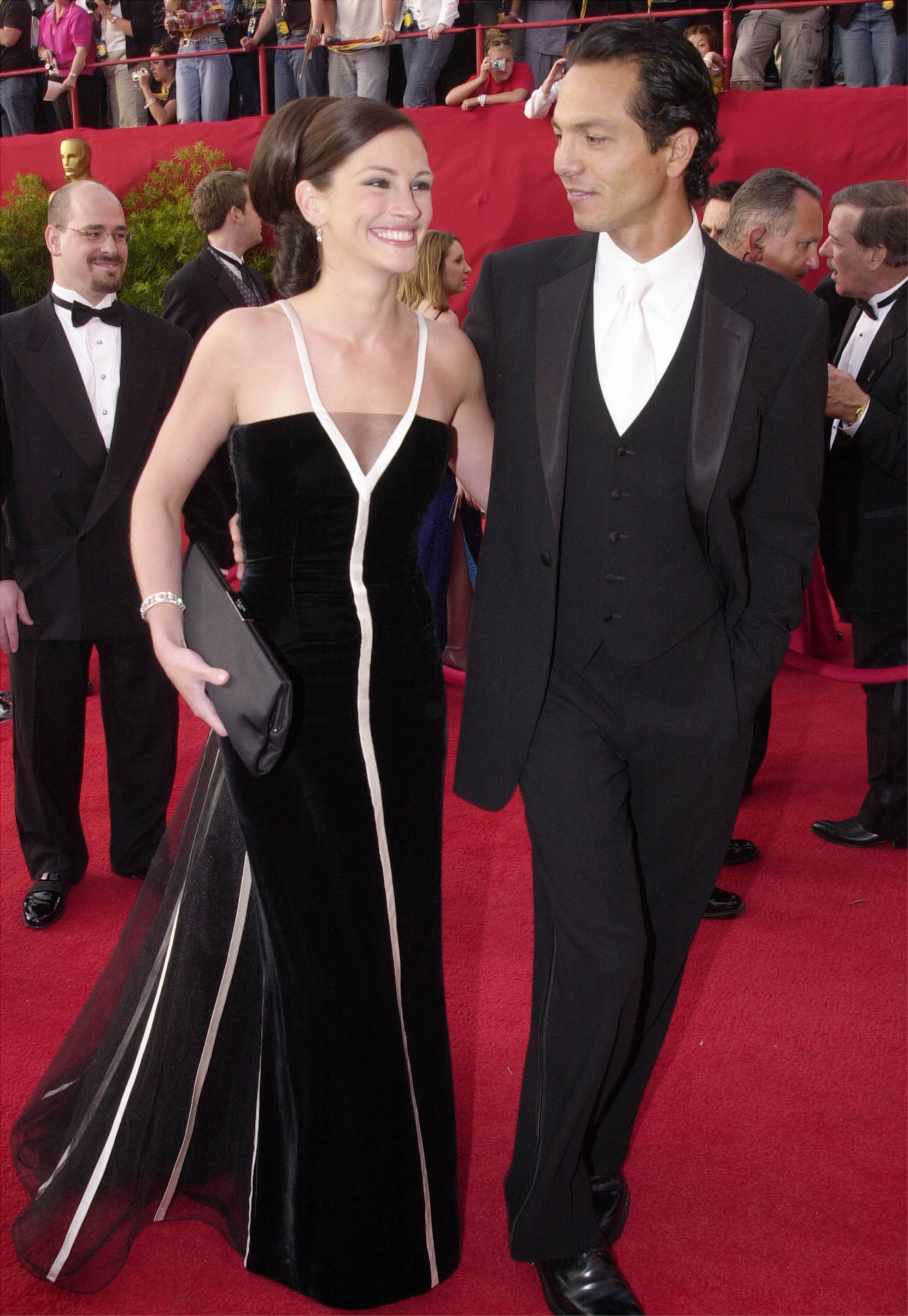 386900 228: Actress Julia Roberts, who won an Oscar for Best Actress, and her boyfriend Benjamin Bratt arrive for the 73rd Annual Academy Awards March 25, 2001 at the Shrine Auditorium in Los Angeles. Bratt is wearing an Armani Suit and Roberts is wearing a vintage Valentino dress from 1982 with Van Cleef and Arpels jewelry. Her hair is by Serge Normant of the Jed Root Agency and her makeup is by Genivive Herr. (Photo by Getty Images